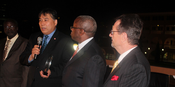 国際協力研究科の小川啓一教授がウガンダ政府から評価賞を授与されました