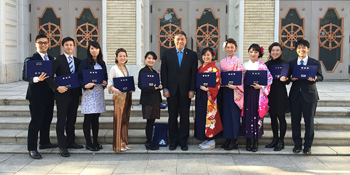 小川先生の指導学生が10名、修士号を授与されました
